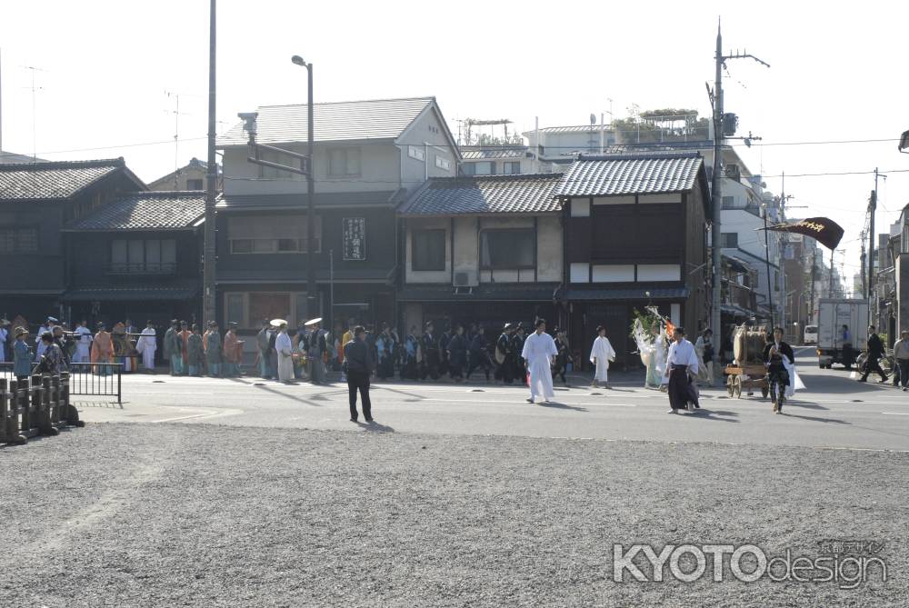 京都御苑に入ってくる時代祭の行列