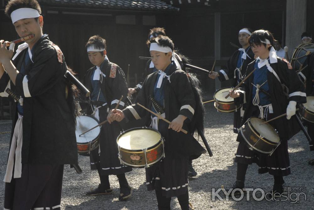 太鼓をたたく維新勤王隊