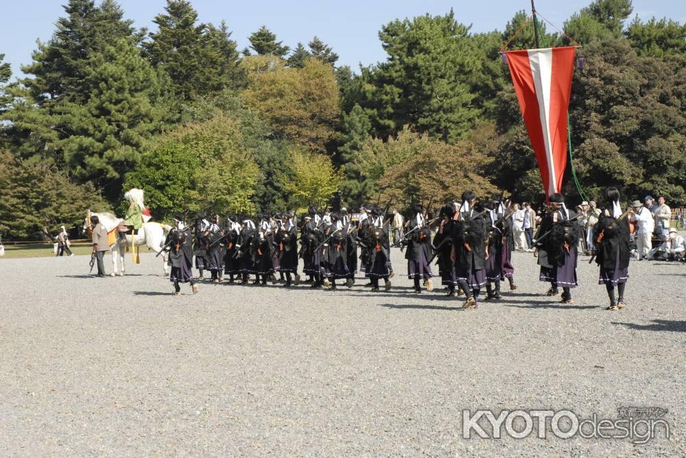 御苑内を歩く鉄砲隊の列