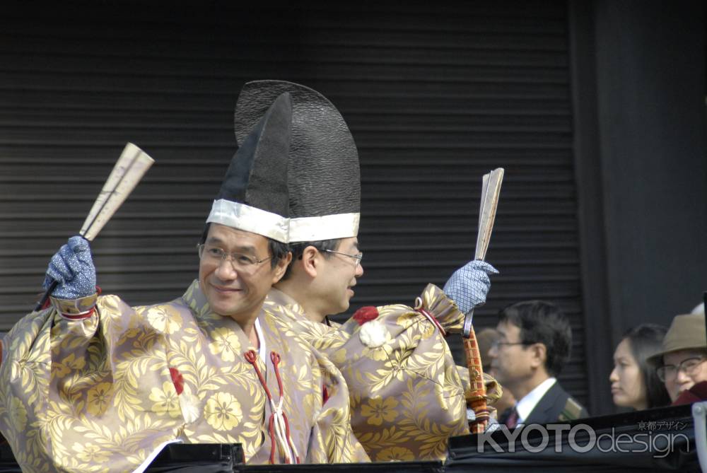 手を振る京都府知事と京都市長