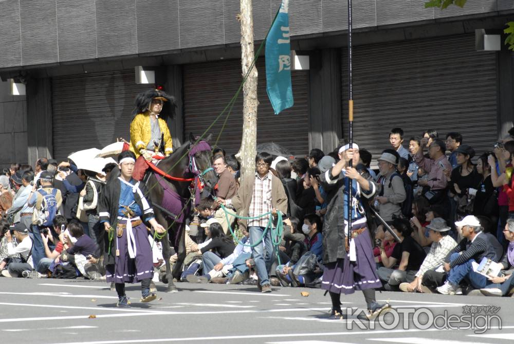 維新勤王隊の騎馬隊と旗持ち