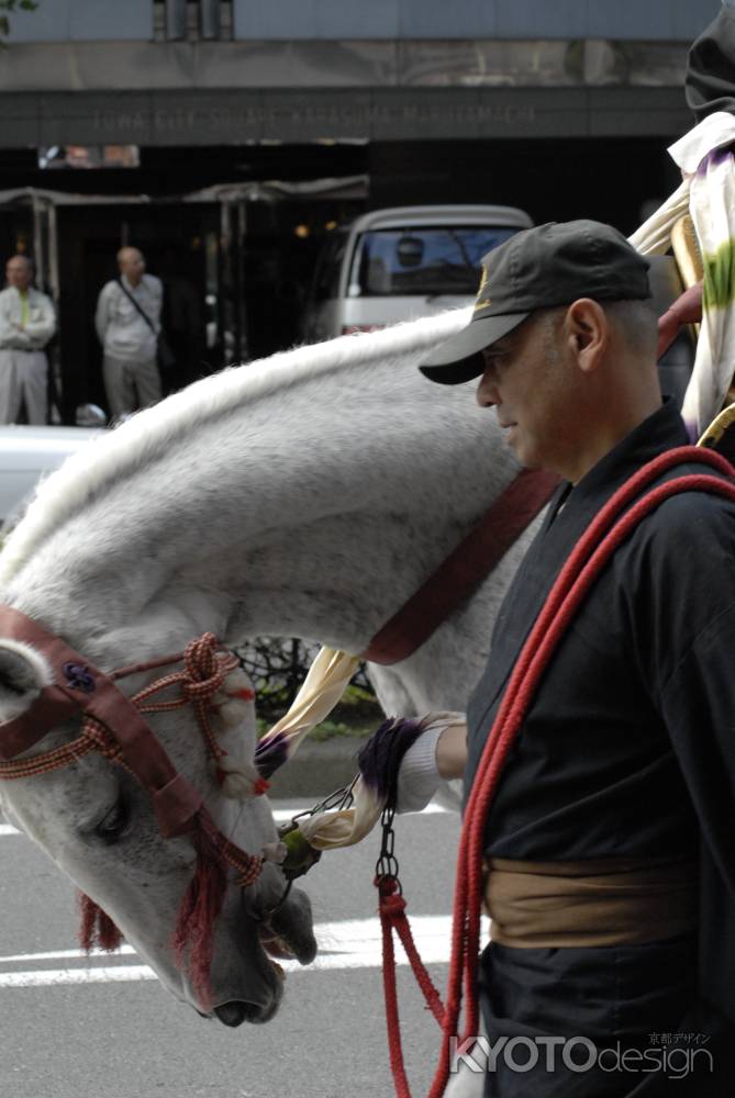 時代祭の白馬をひく人