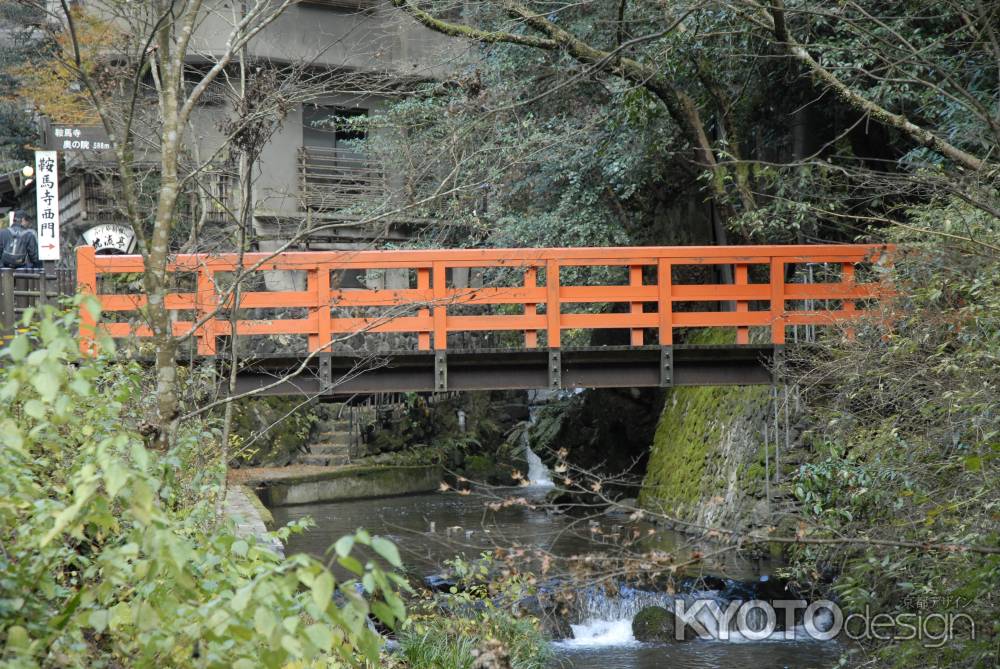 貴船川に架かる朱色の欄干の橋