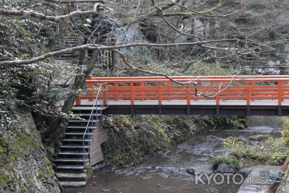 貴船の川に架かる赤い欄干の橋