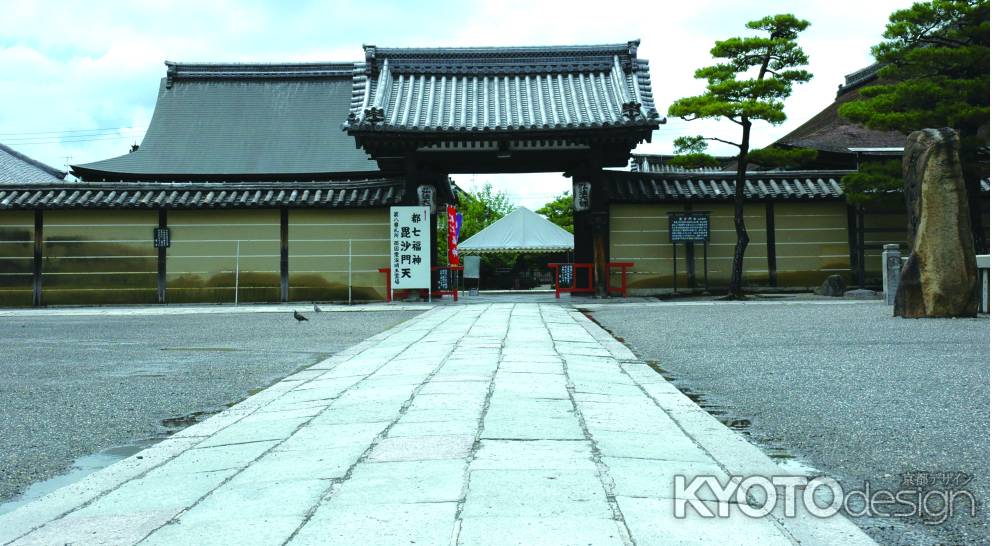 東寺　毘沙門堂と御影堂へ続く道