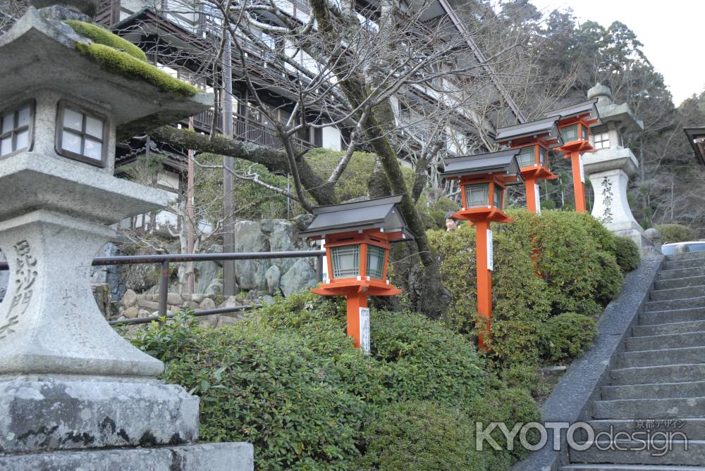 鞍馬寺　階段と灯篭