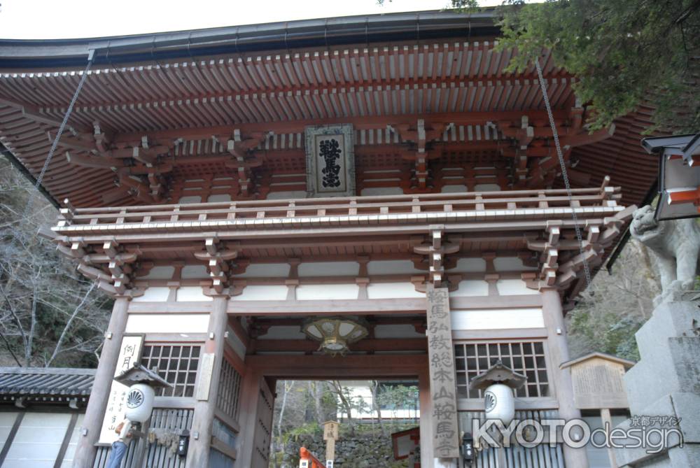 聳え立つ門　鞍馬寺