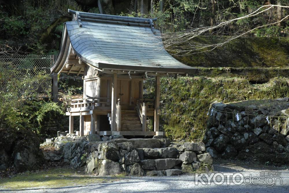 貴船神社　船形石とお社