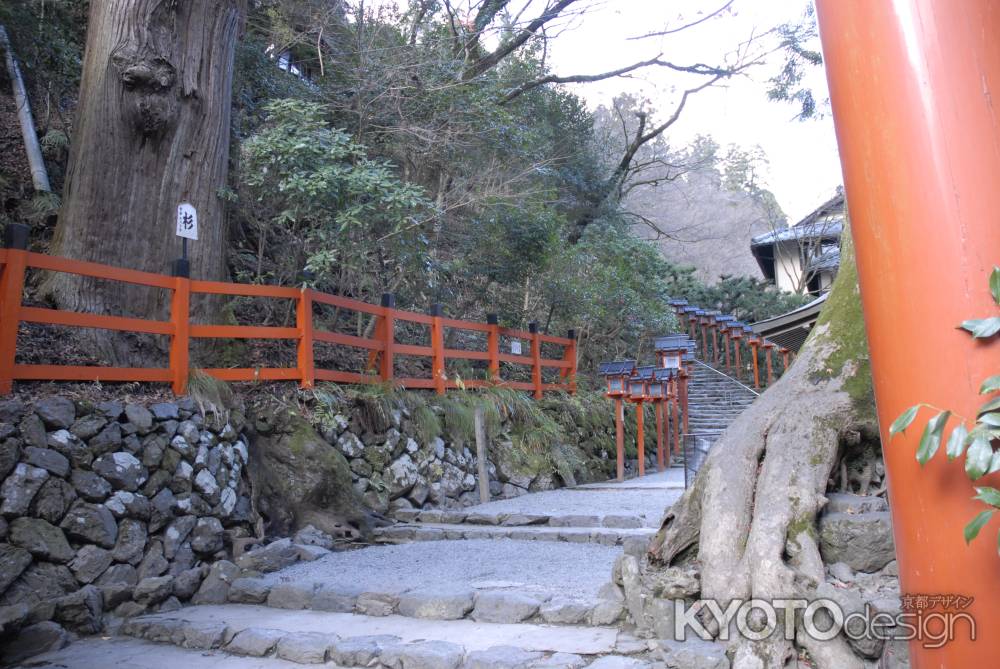 鳥居をくぐった先