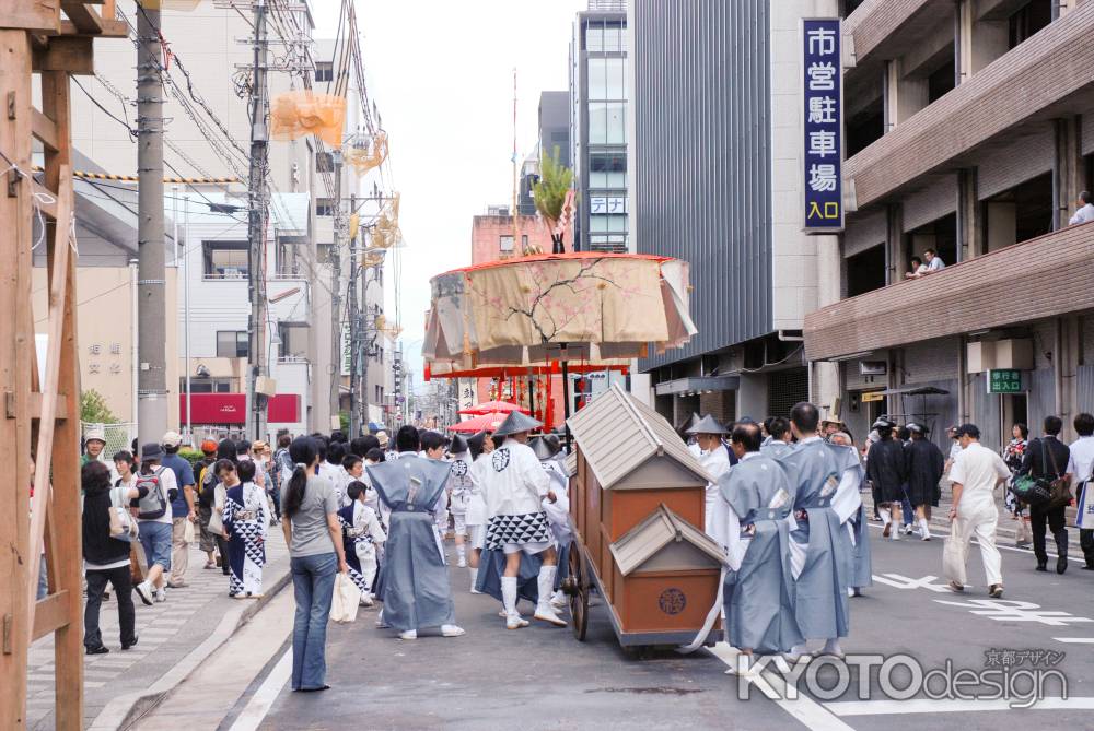 祇園祭巡行直前の綾傘鉾