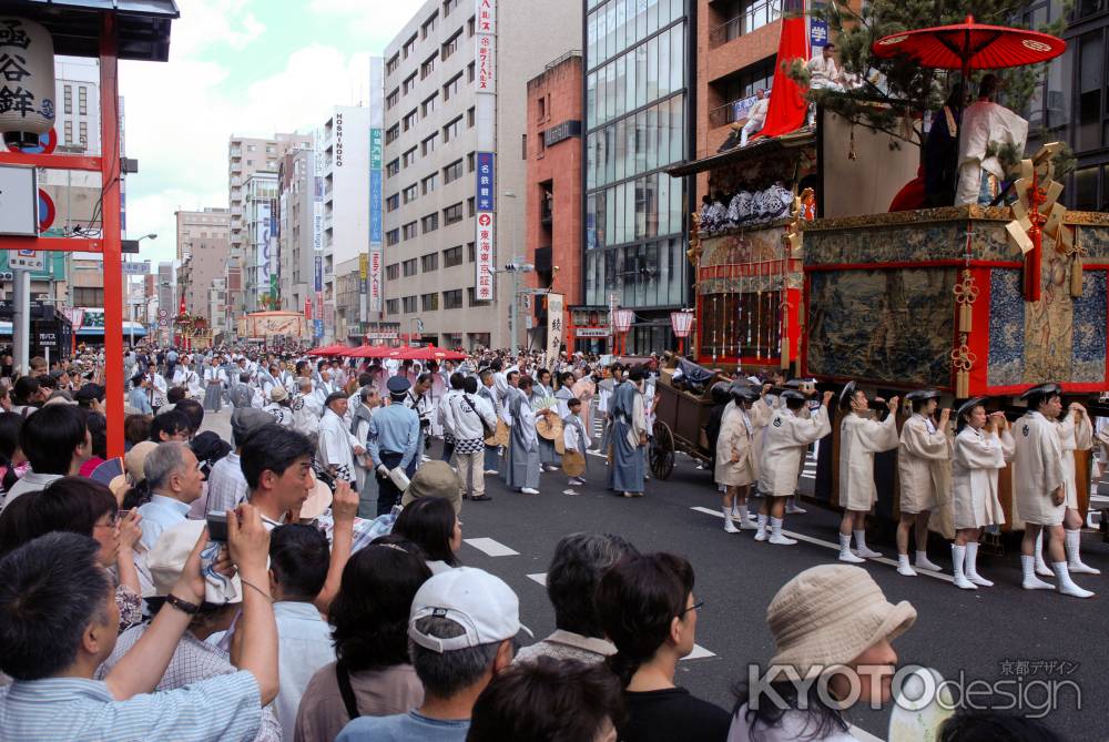 大勢の観客に見守られながら出発を待つ鉾や山