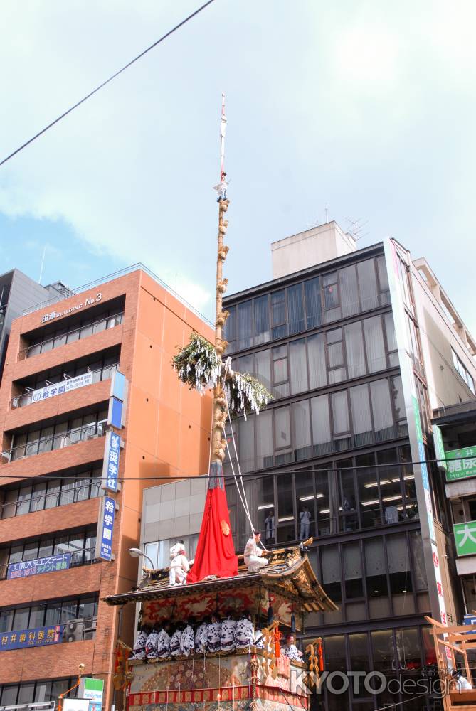 空に突き抜ける月鉾