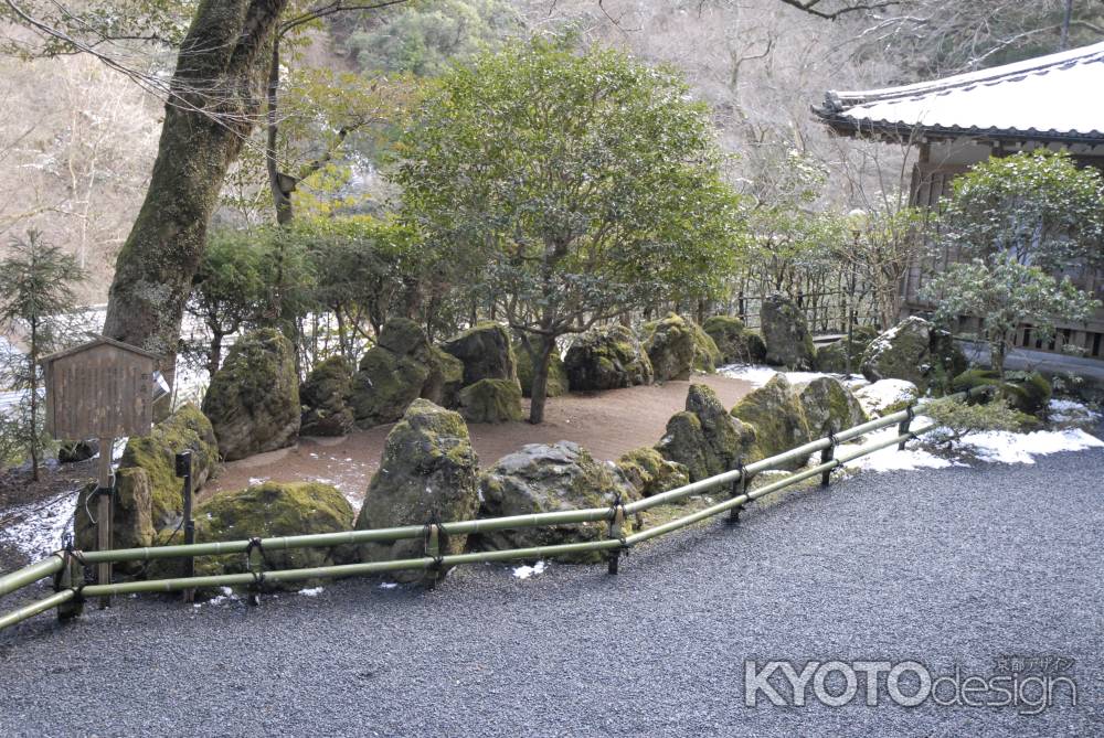 雪が積もりだす石庭