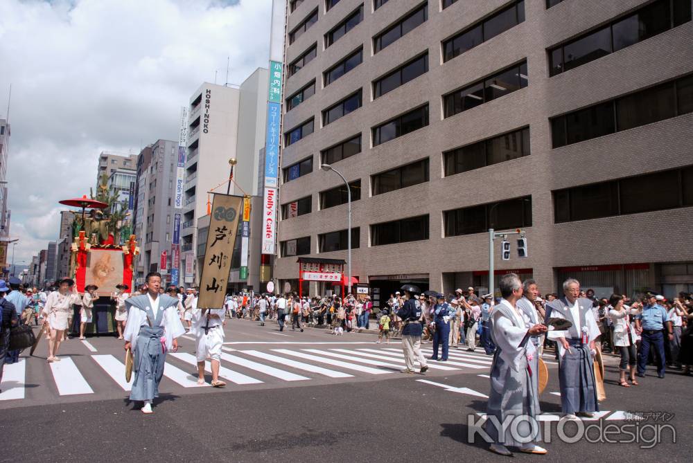 巡行の出発地点へ向かう芦刈山