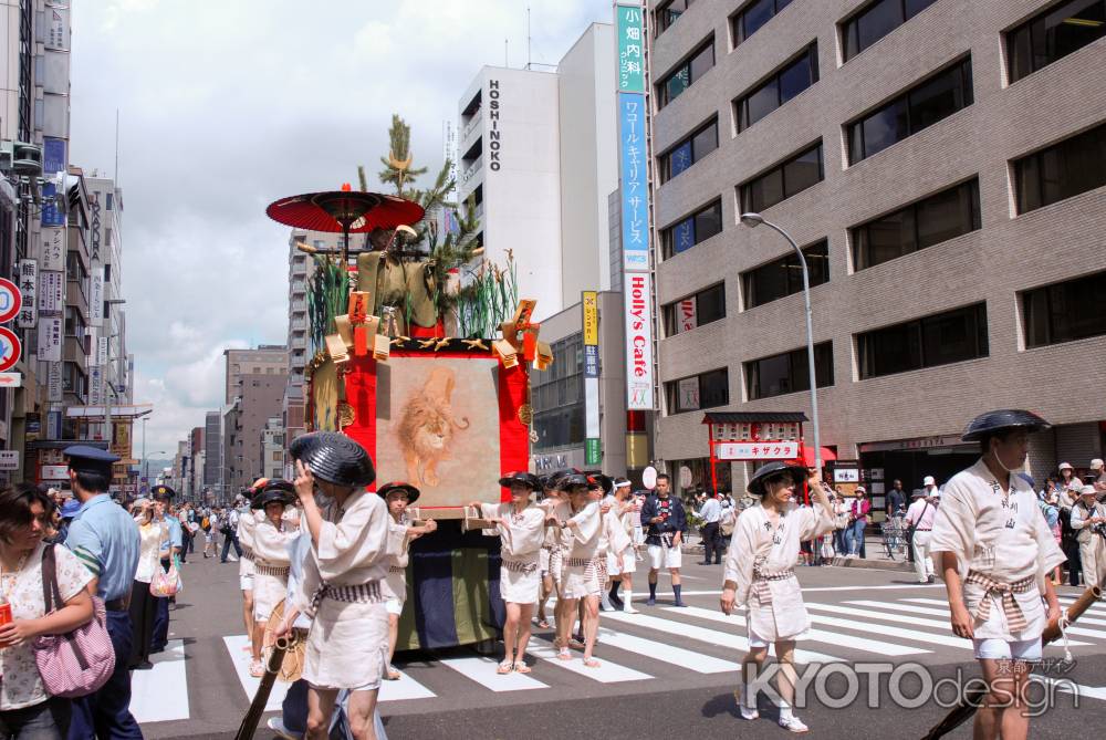 街中を練り歩く芦刈山