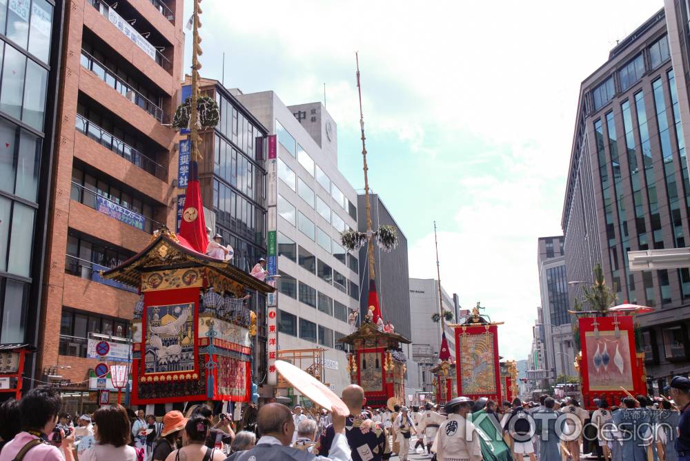 巡行の出発を待つ豪華な鉾や山