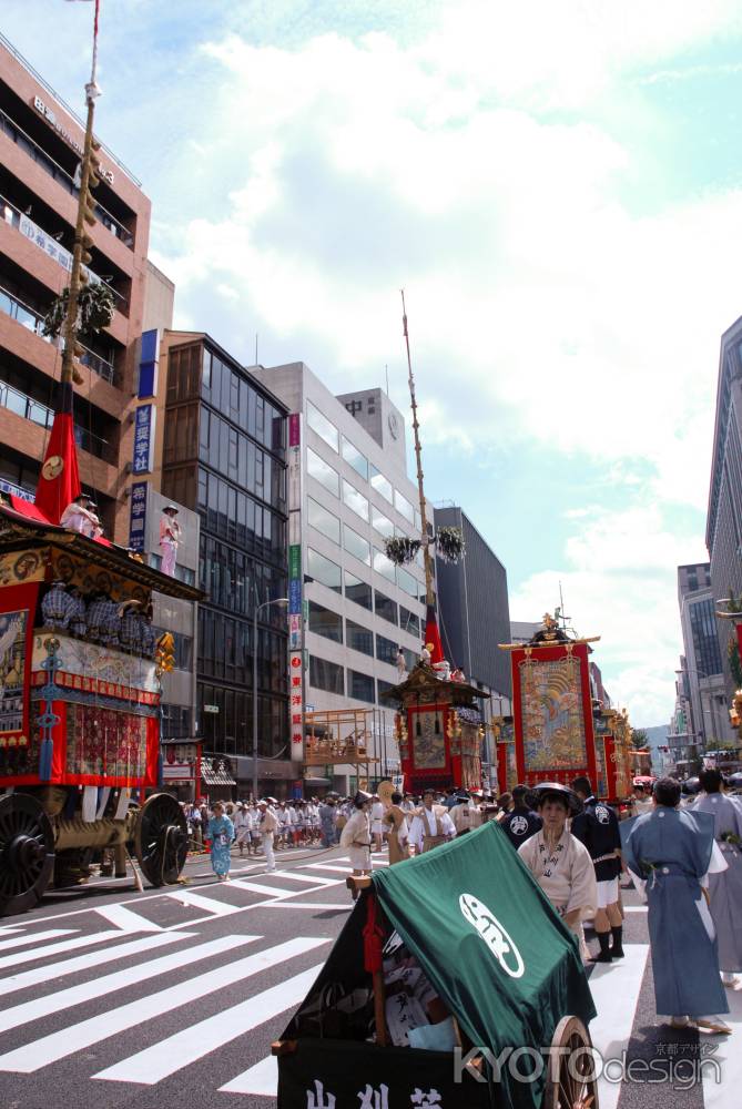 色鮮やかな鉾や山