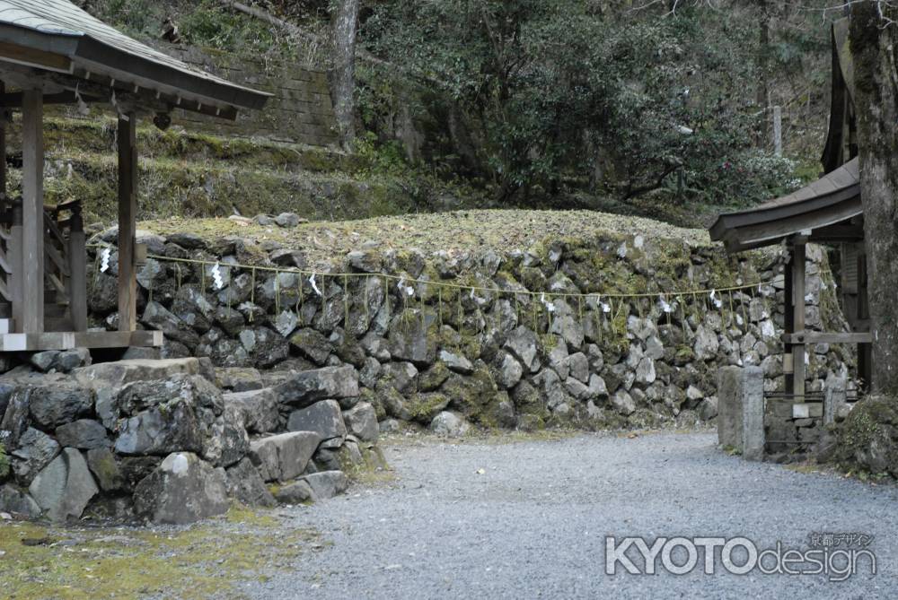 貴船神社の船形石