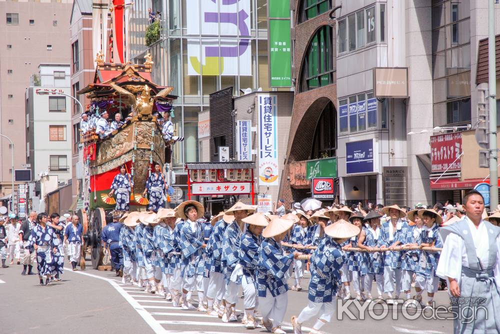 綱方に曳かれる船鉾