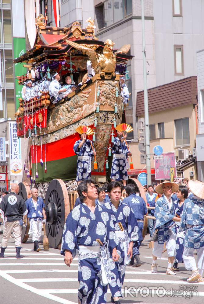 豪華な装飾の船鉾