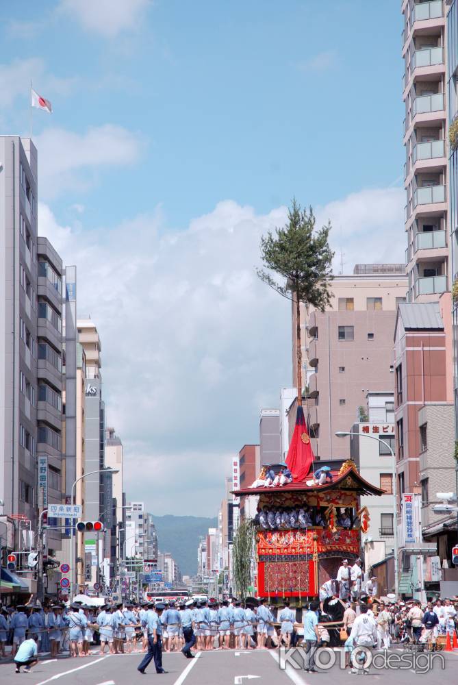 晴天の下での南観音山の辻回し