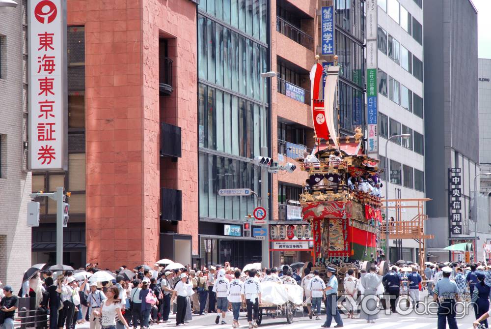 船鉾とカメラを向ける観客