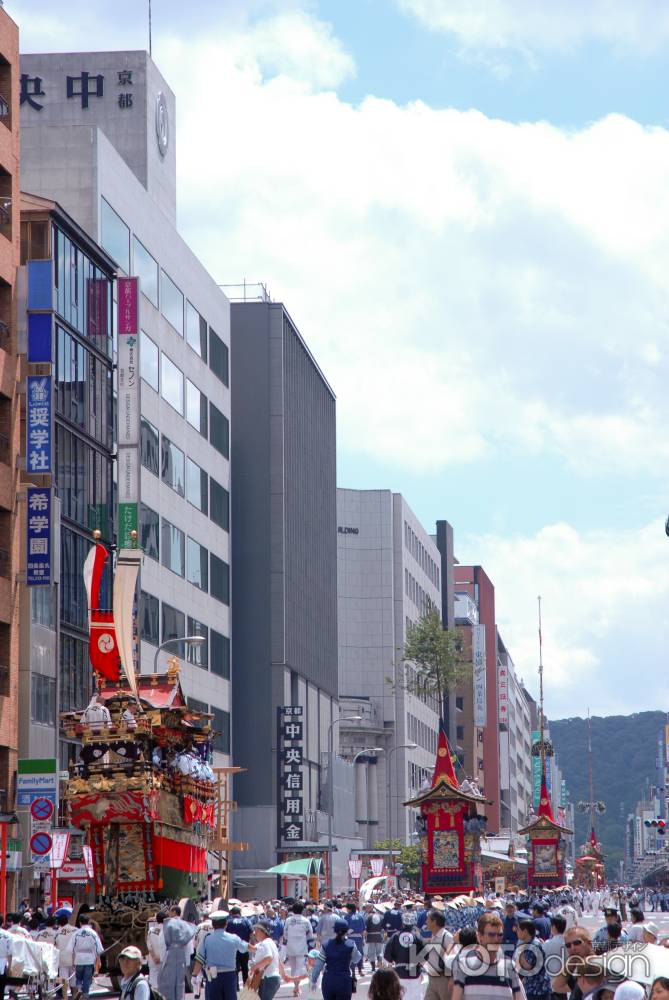 青空の下行われた山鉾巡行