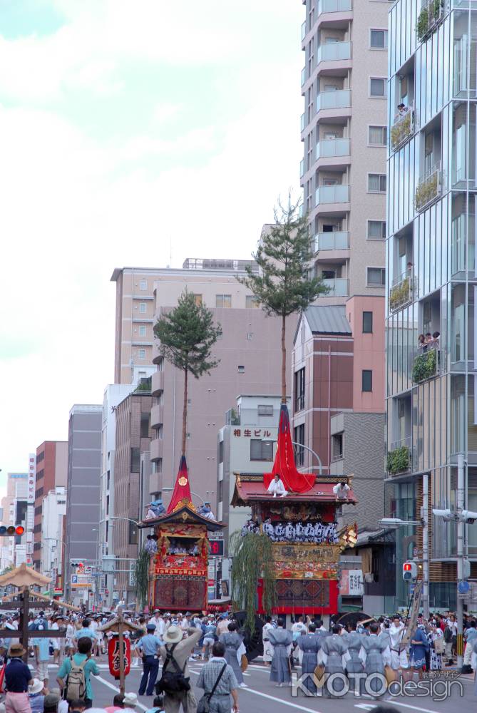 四条通りに出てきた北観音山と南観音山