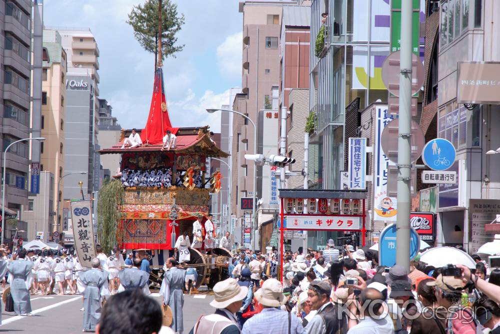 大勢の観客が見守る北観音山の辻回し