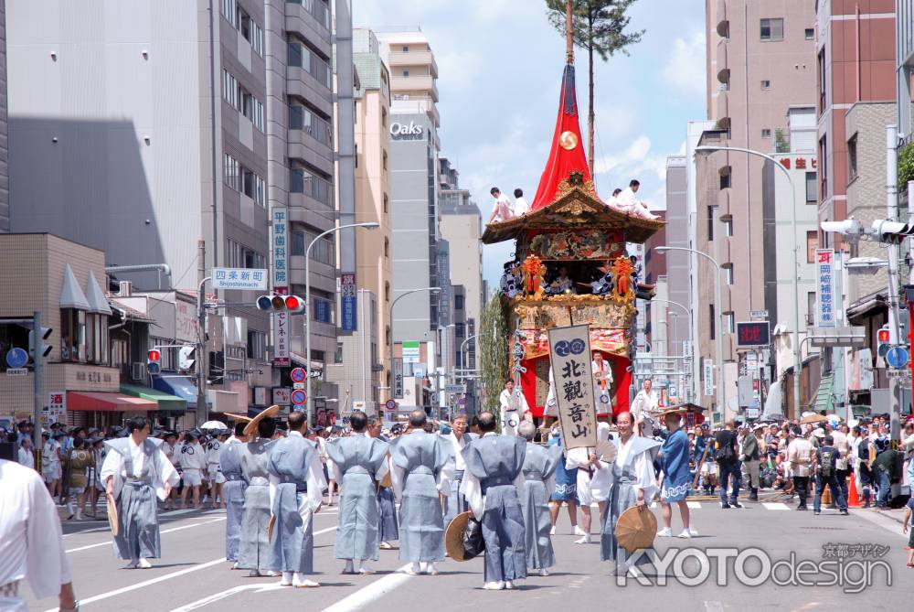 晴天の下の北観音山