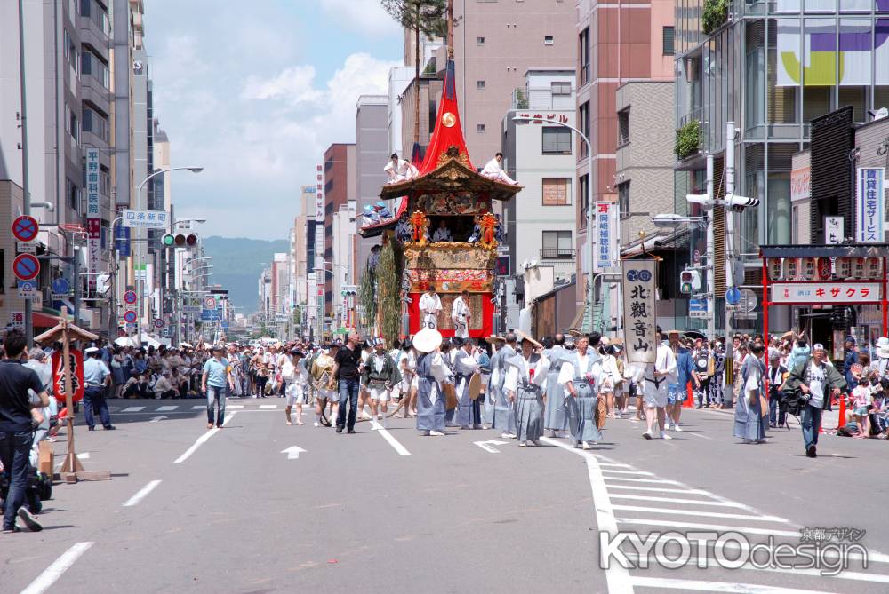 曳き手によって曳かれる北観音山