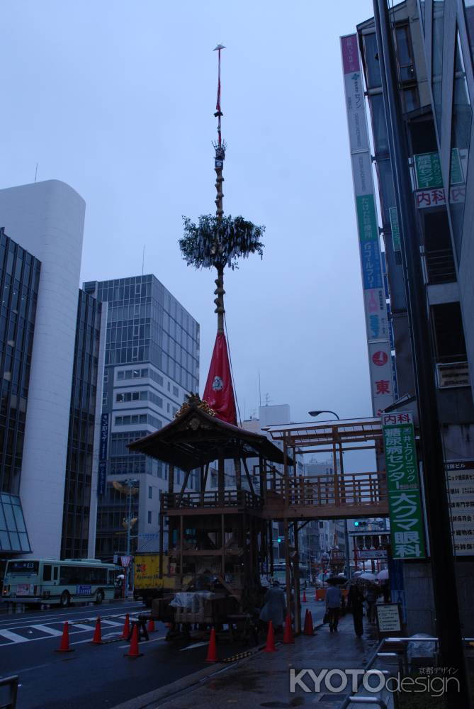 函谷鉾 雨の中の鉾建て