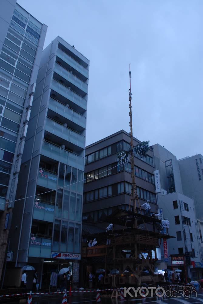 雨の中の月鉾の鉾建て