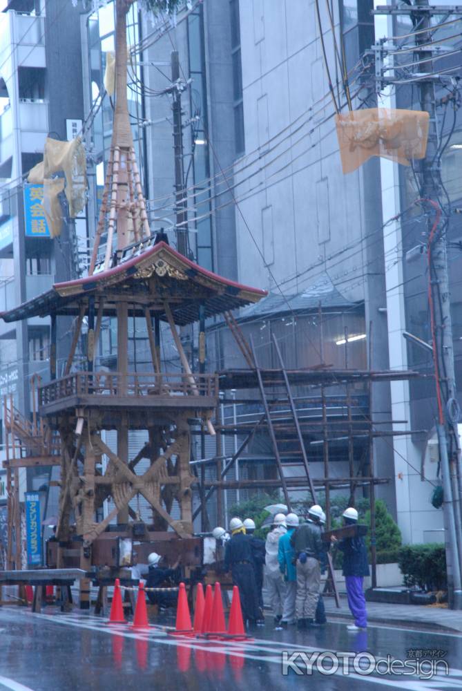 雨が降る中組み立てられる鶏鉾