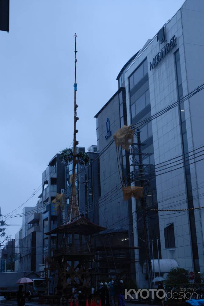 鶏鉾　雨の中の鉾建て