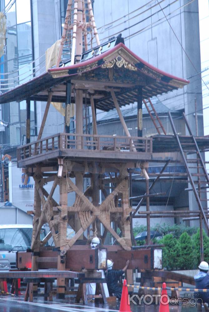 鶏鉾　雨の中職人による鉾建て