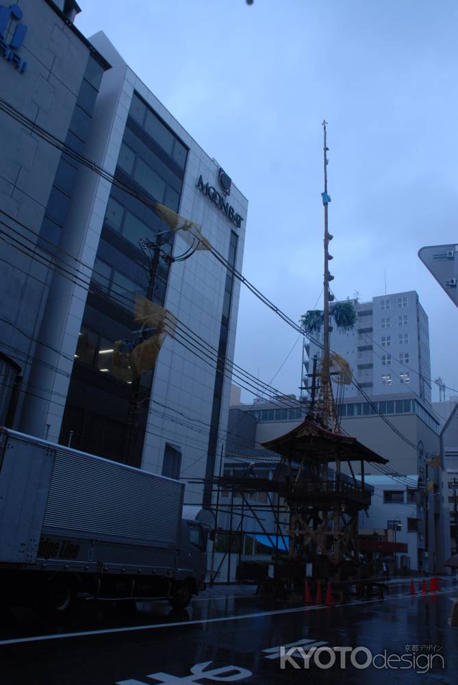 雨の中での鶏鉾の鉾建て