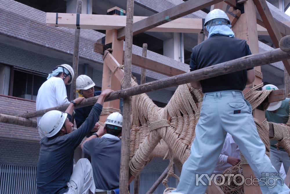 職人技で組み立てられていく鶏鉾