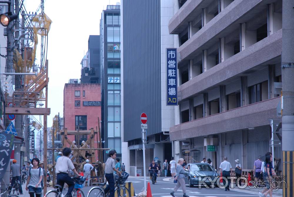 鉾を組み立てる風景