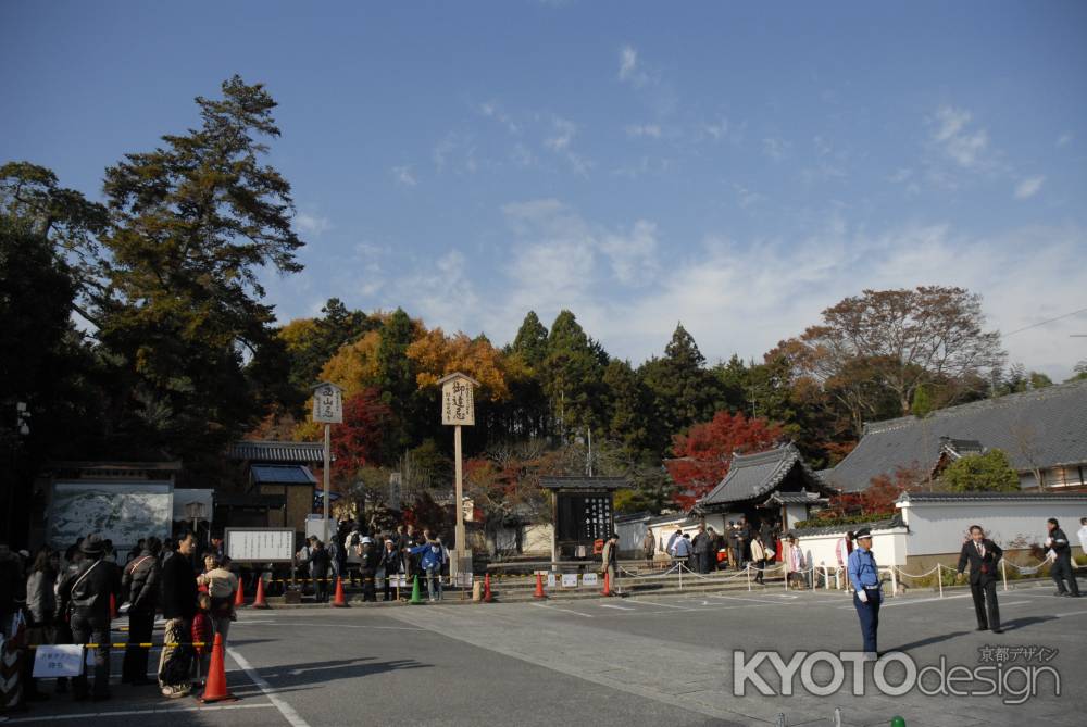 沢山の人が訪れる光明寺