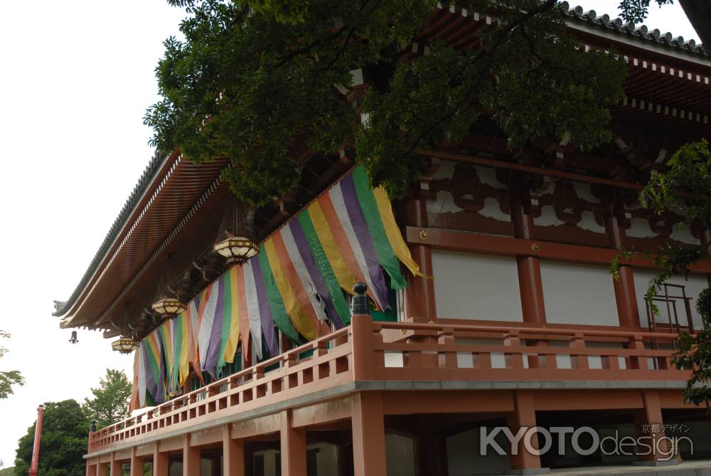 風になびく智積院金堂の五色幕