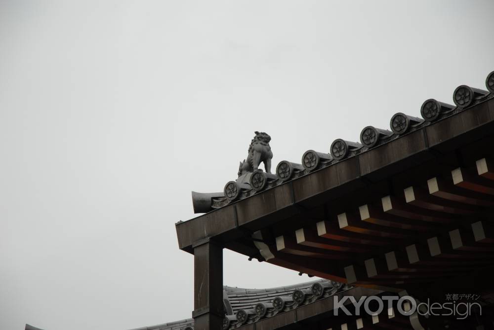 智積院金堂の屋根の狛犬