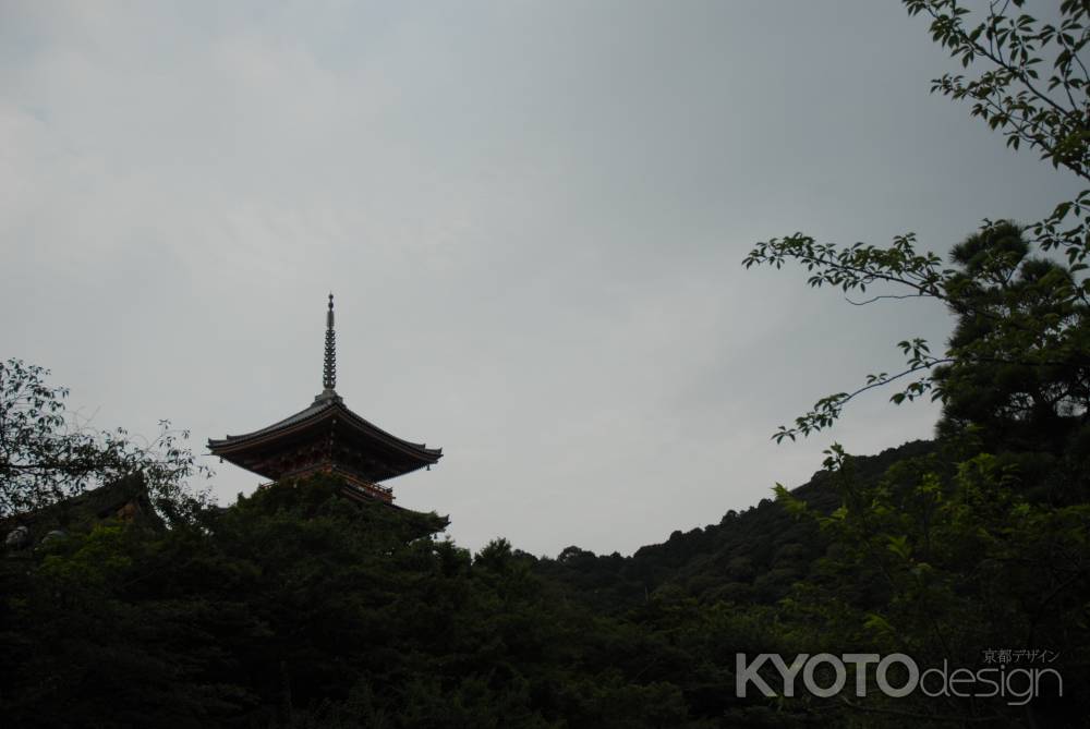 音羽山を背景に子安塔