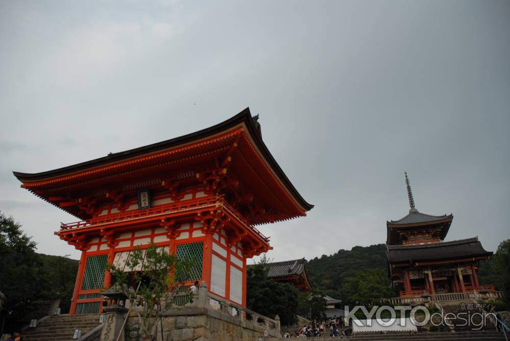 清水寺の仁王門と西門と三重塔