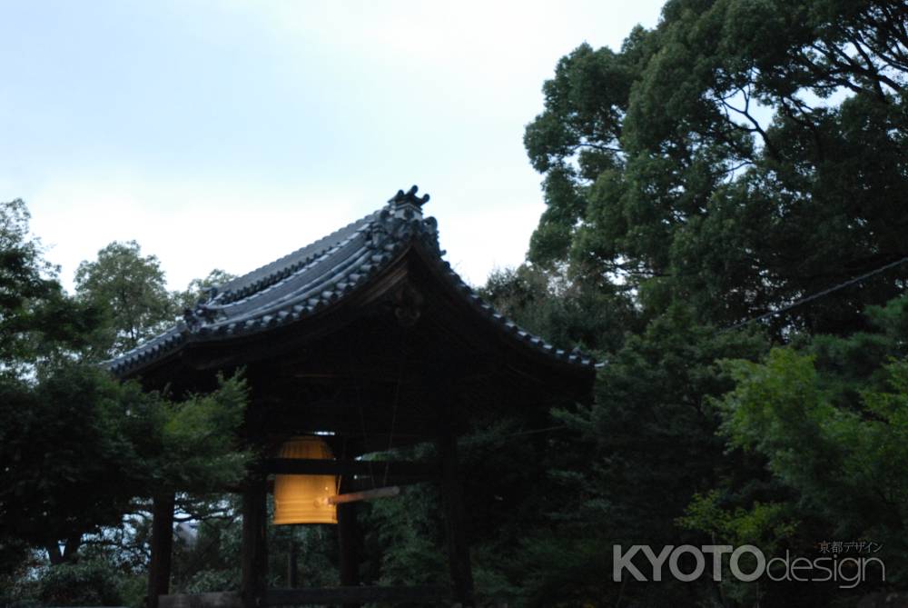 高台寺　ライトに照らされる鐘