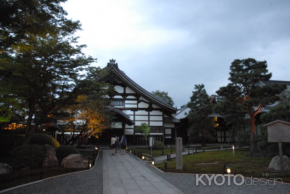 夕闇に包まれていく高台寺庫裡