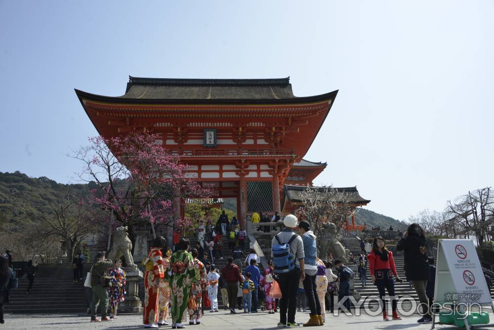 清水寺　仁王門と観光客