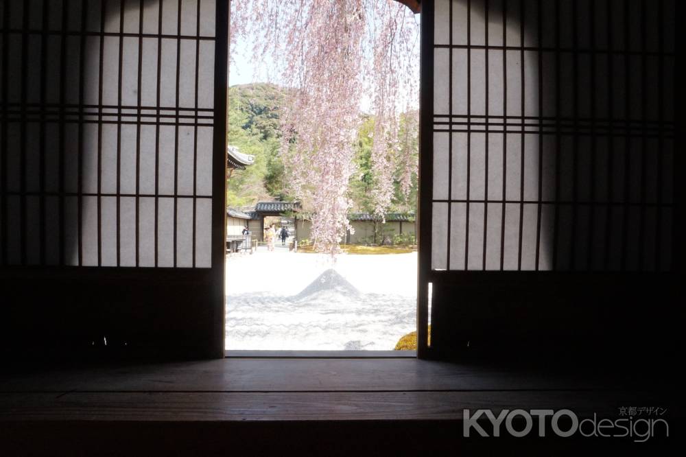 高台寺　障子からのぞく枝垂れ桜