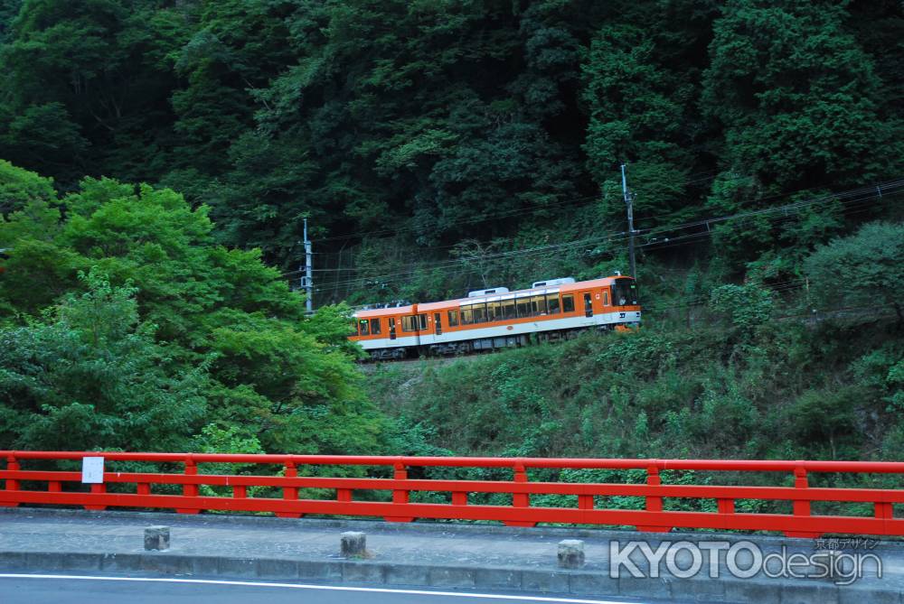 貴船橋の横を通る叡山電車