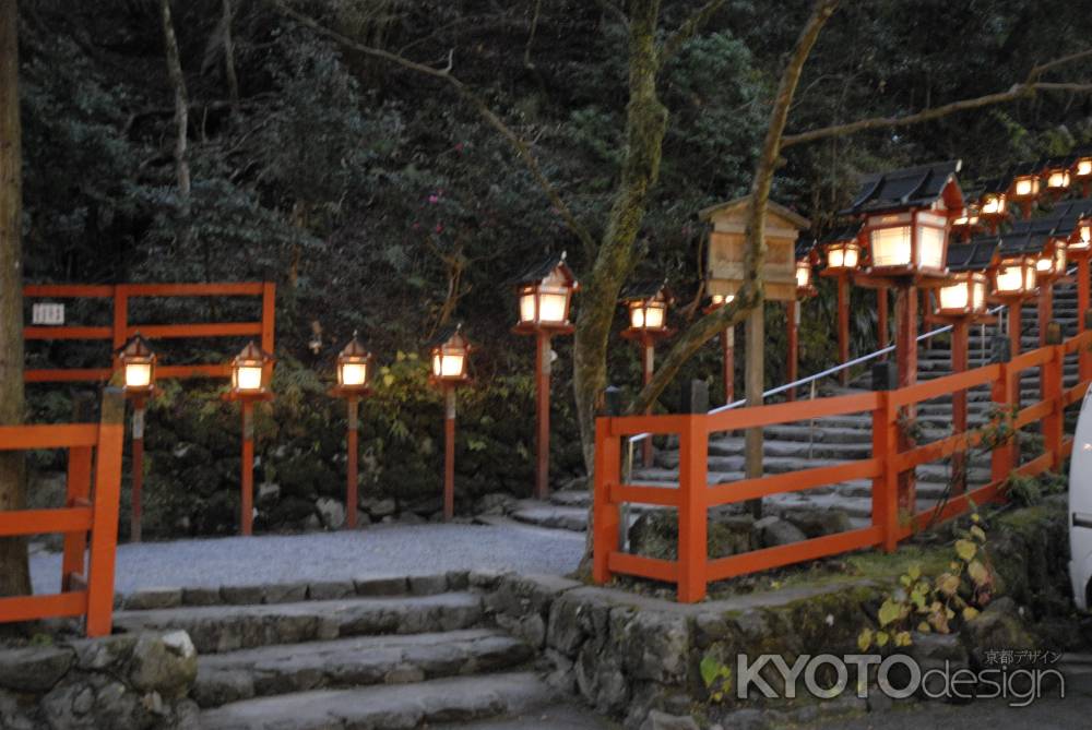 貴船神社参道の灯籠の灯り